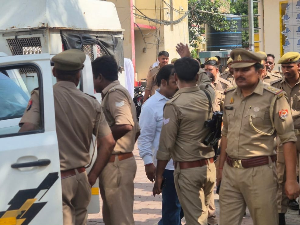 फैसले के दौरान कोर्ट में भारी संख्या में पुलिस फोर्स तैनात रहा।