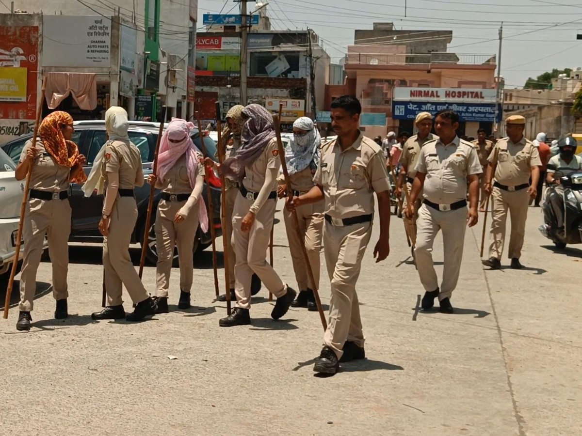 रेवाड़ी में अतिक्रमण हटाने के दौरान पहुंची पुलिस।