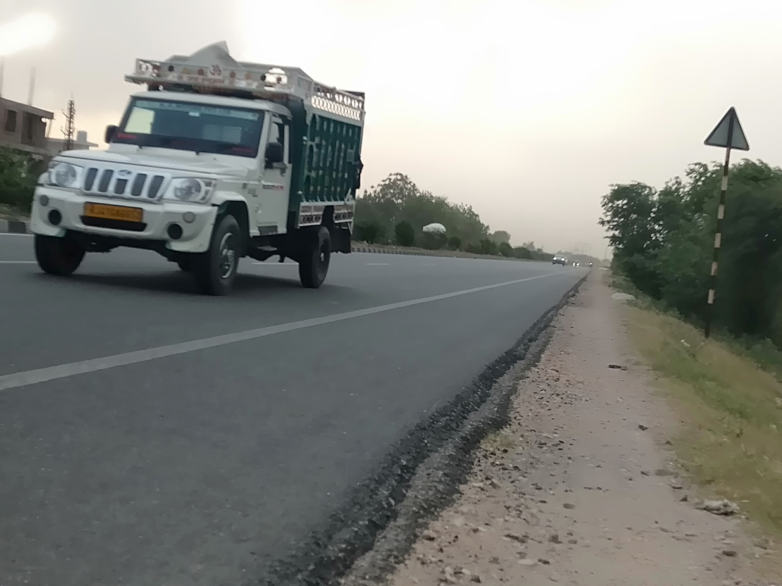 किनारा समतल नहीं होने के कारण दुर्घटना का खतरा