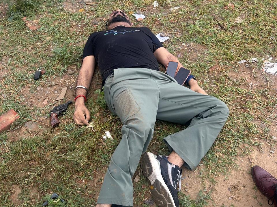 गोली लगने के बाद सिमरनजीत सिंह जमीन पर पड़ा।