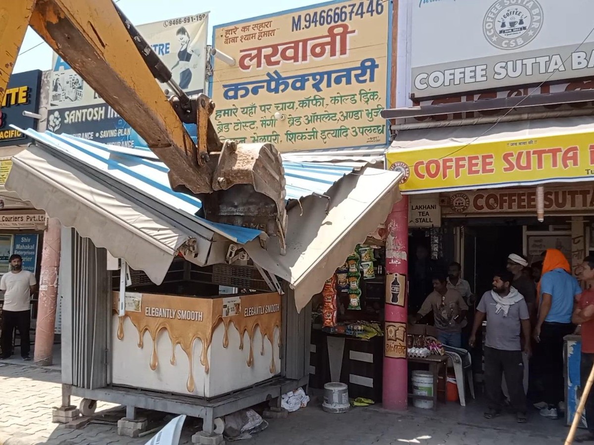 रेवाड़ी में सड़क पर किए गए अतिक्रमण को ध्वस्त करती जेसीबी।