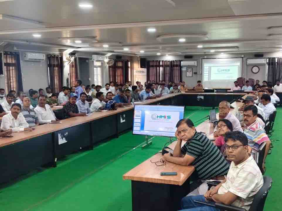 स्वास्थय समिति की बैठक में कई लोग शामिल हुए।