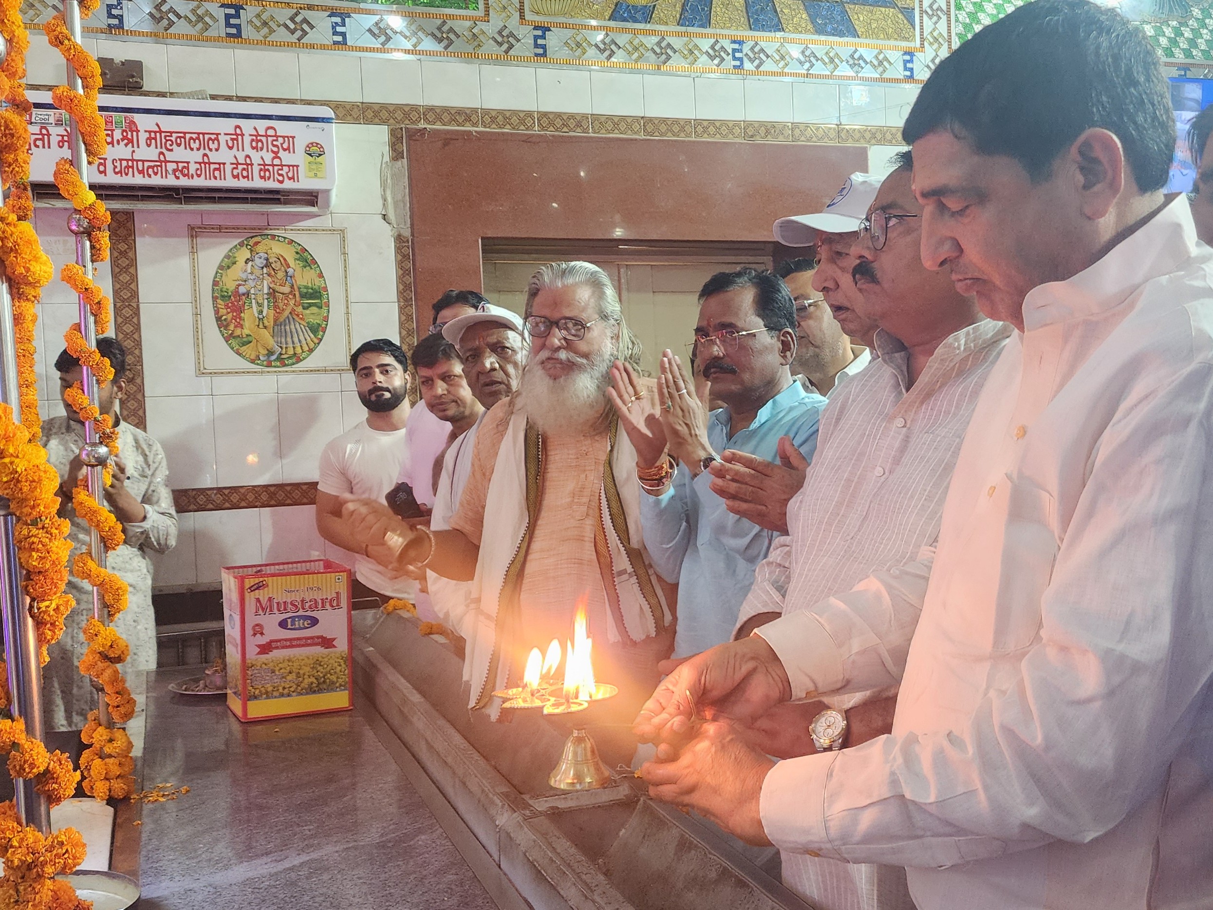संत परमहंस पंडित गणेश नारायण बावलिया बाबा के समाधि स्थल पर आरती की गई।