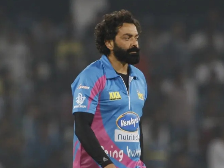 बॉबी देओल सेलिब्रिटी क्रिकेट लीग (सीसीएल) में मुंबई हीरोज के प्रमुख खिलाड़ी और पूर्व कप्तान हैं।