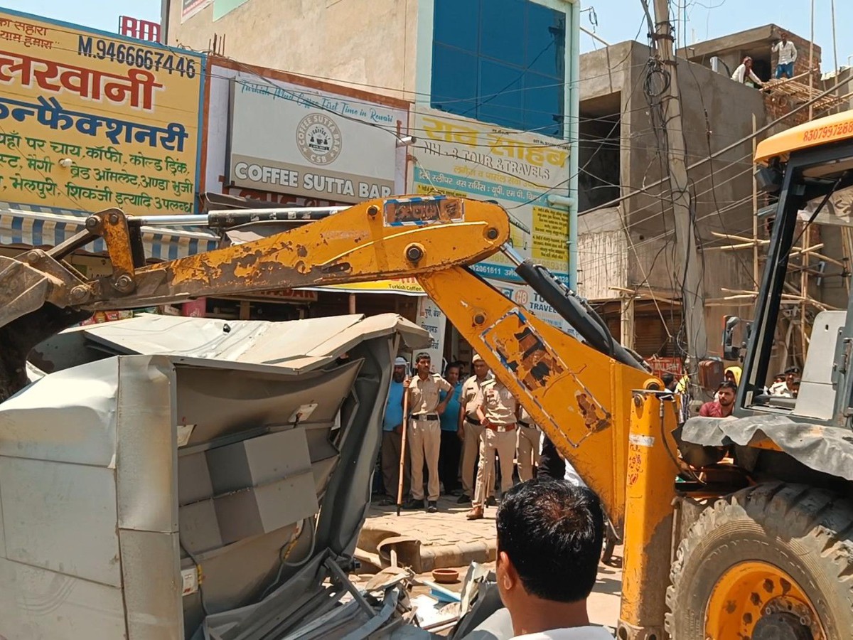 रेवाड़ी में सड़क पर किए गए अतिक्रमण को ध्वस्त करती जेसीबी।