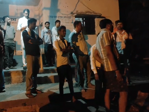 बड़ी संख्या में लोग रजौला स्थित बिजलीघर पर पहुंच गए और प्रदर्शन करने लगे।