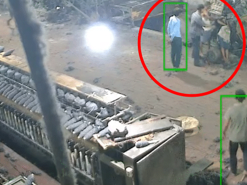 साथी कर्मचारी करंट में झुलसे युवक को बचाने की कोशिश करते हुए। एक साथी उसे खींचकर मशीन से नीचे गिराता है।