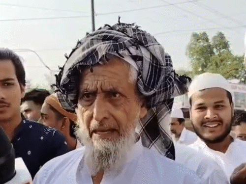 यह तस्वीर बकरीद वाले दिन की है। मेरठ के रेलवे रोड ईदगाह के बाहर आरोपी ने पीएम मोदी और सीएम योगी पर टिप्पणी की थी।