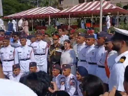 परेड के बाद सेना प्रमुख जनरल द्विवेदी ने कैडेट्स और उनके परिवार के साथ फोटो सेशन भी करवाया।