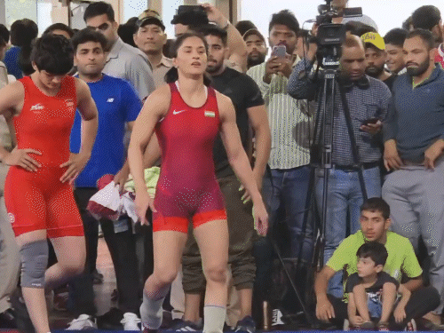 मिनाक्षी से मैच हारने के बाद मैट छोड़ने से पहले विनेश बोलीं- मैं इस मैट पर वापस आऊंगी। हालांकि, बाद में वो दुखीं भी दिखीं।
