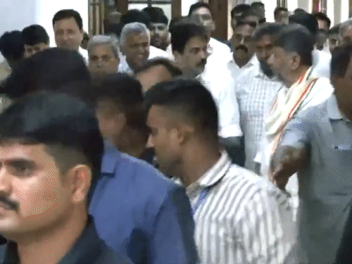 कांग्रेस विधायक दल की बैठक के बाद बाहर आते सुरजेवाला, सिद्धारमैया, वेणगोपाल और डीके शिवकुमार।