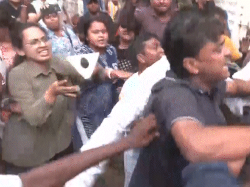 भीड़ के हमले से बचने के लिए अभिषेक बनर्जी हेलमेट पहनकर निकले।