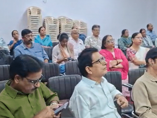 बशीर बद्र को श्रद्धांजलि देने पहुंचे लोग।