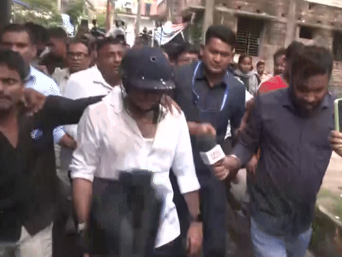 हमले के बाद अभिषेक हेलमेट पहनकर वहां से निकले।