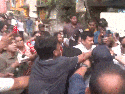 अभिषेक बनर्जी शनिवार को सोनारपुर में चुनावी हिंसा के पीड़ित परिवारों से मिलने पहुंचे थे। - Dainik Bhaskar