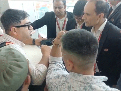 यात्रियों ने हंगामा किया है।
