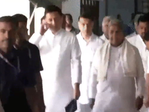 सिद्धारमैया, रणदीप सुरजेवाला और केसी वेणुगोपाल बैठक में शामिल होने विधानसभा भवन पहुंचे।