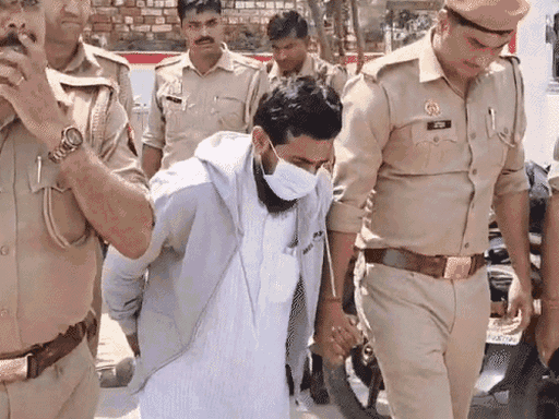 यह तस्वीर बहराइच कोतवाली के बाहर की है। जिसमें मौलाना लंगड़ाते हुए नजर आया था। मामला 2 महीने पहले यानी मार्च का है।
