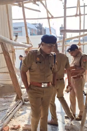 पुलिस ने होटल पहुंचकर घटनास्थल का निरीक्षण किया और सुबूत इकट्ठा किए।