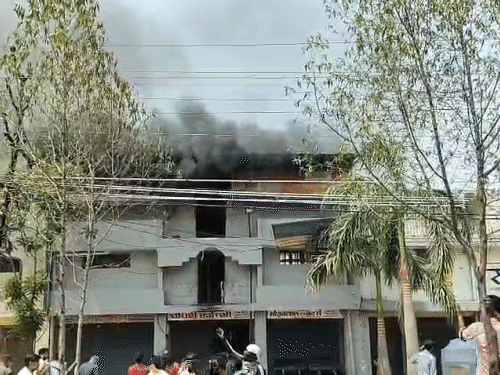 चौधरी एजेंसी में शनिवार सुबह भीषण आग लग गई।