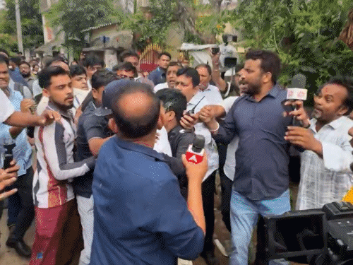 भीड़ ने अभिषेक पर हमला किया और अंडे भी फेंके।