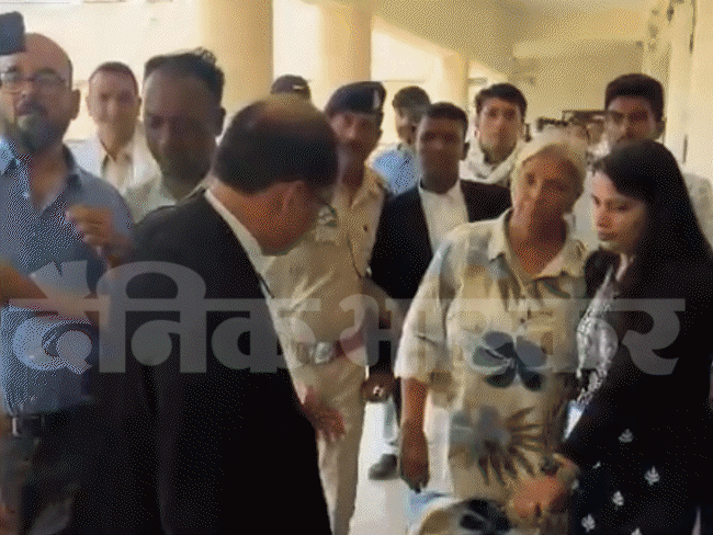 भोपाल में सीबीआई गिरिबाला सिंह और समर्थ को अलग-अलग गाड़ियों में लेकर कोर्ट पहुंची थी। इधर, ऋषिकेश के त्रिवेणी घाट पर गंगा नदी में ट्विशा की अस्थियां विसर्जित की गई।