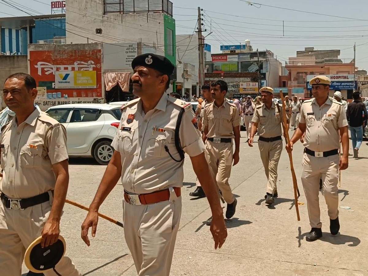 रेवाड़ी में अतिक्रमण हटाने के दौरान पहुंची पुलिस।