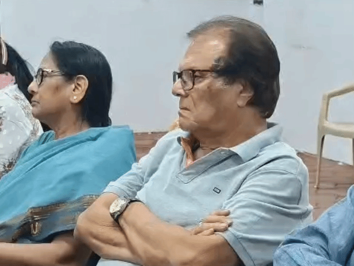 बशीर साहब को श्रद्धांजलि देने रंगमंच के वरिष्ठ कलाकार राजीव वर्मा भी पहुंचे।
