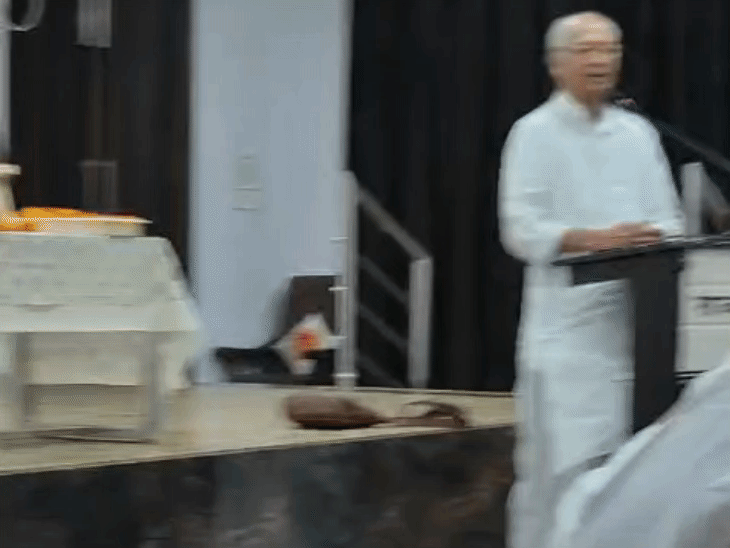 हिंदी के कवि विजय बहादुर सिंह ने बशीर बद्र से जुड़ी बातें बताईं।