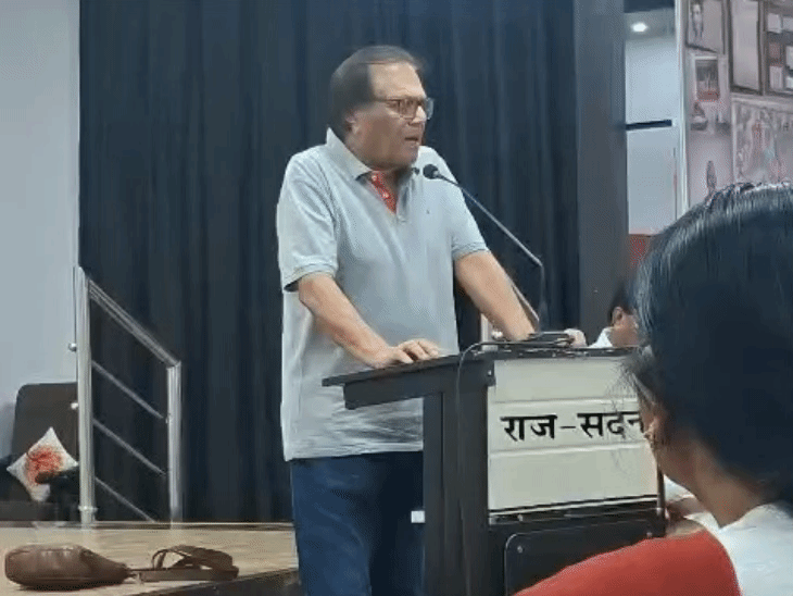 वरिष्ठ रंगकर्मी राजीव वर्मा ने बशीर बद्र के बारे में प्रसंग सुनाया।
