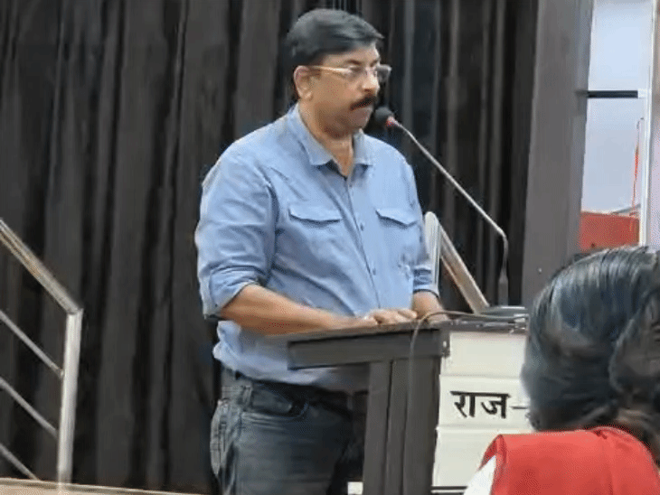 कवि मनीष बादल ने बशीर बद्र से जुड़ी स्मृतियां साझा कीं।