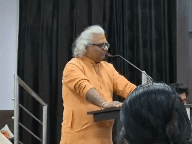 वरिष्ठ कवि ऋषि श्रृंगारी ने बद्र साहब से जुड़ी भावुक यादें साझा कीं।