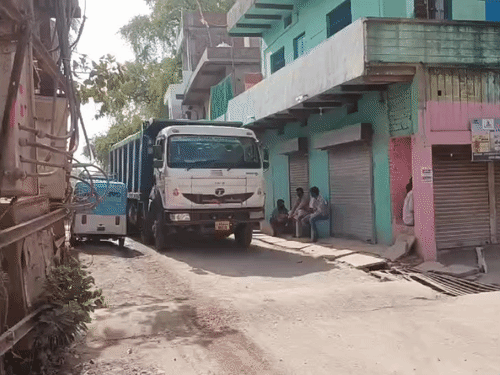 ऐसे में रेत के डंपर कॉलोनियों से होकर गुजर रहे हैं।