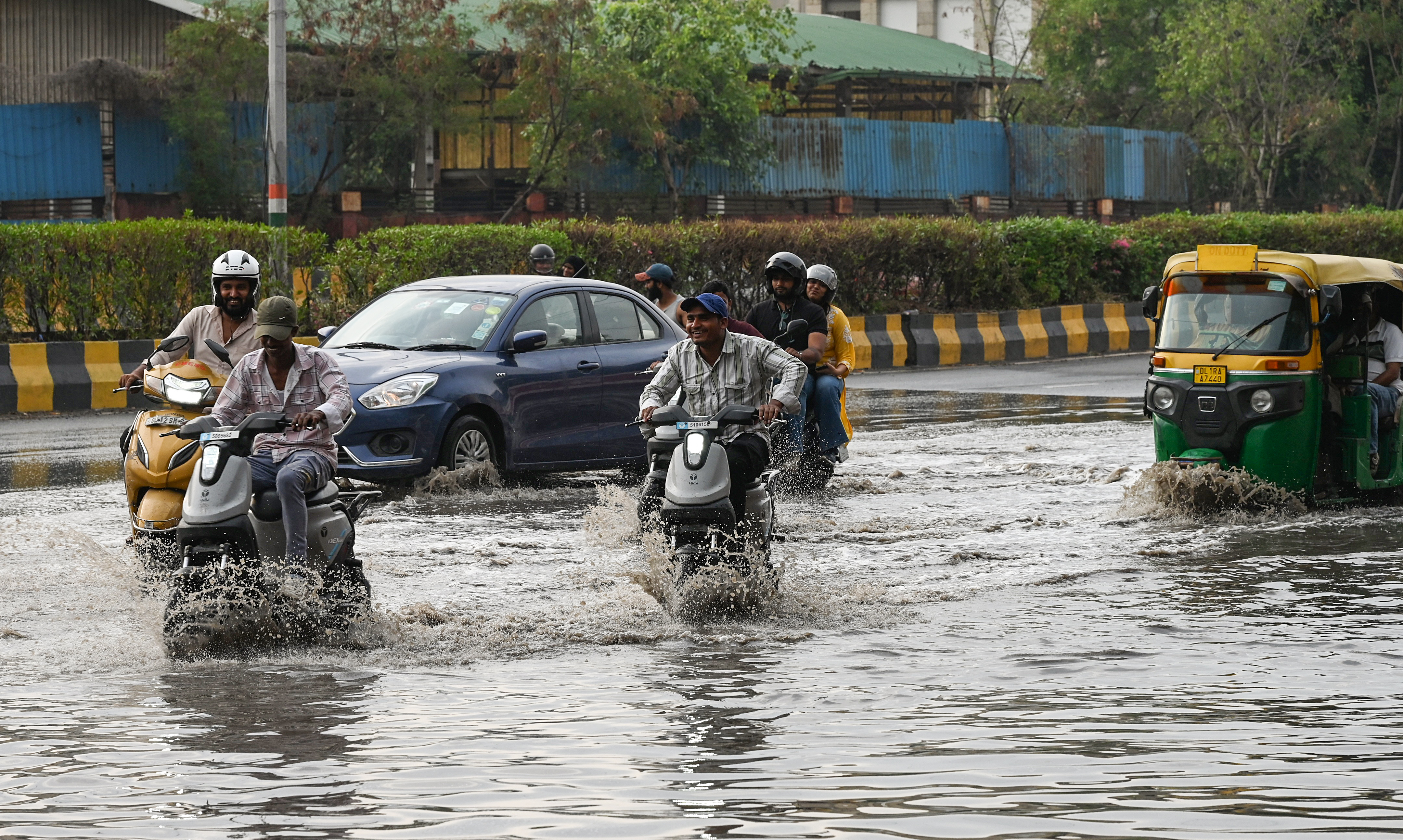 दिल्ली में शनिवार को तेज बारिश हुई। इसके कारण कई जगह सड़कों पर पानी भर गया।