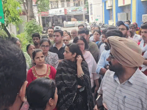 मौके पर हंगामा करते डॉक्टर।