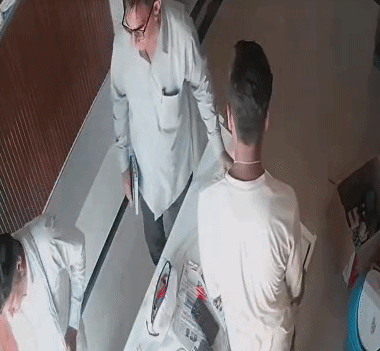मेडिकल स्टोर से पैसे लेने के बाद जेब में डालते हुए एसए