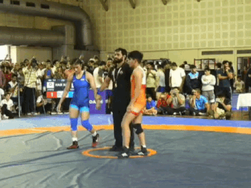 53 किलो वेट कैटेगरी में विनेश फोगाट को विनर घोषित करते रेफरी।