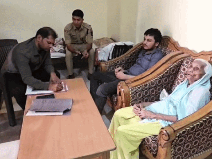 बेटे की मौत के बाद पुलिस से बात करती मां.