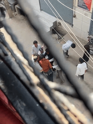 सूर्या हत्याकांड का सीसीटीवी सामने आया है। इसमें दिख रहा है कि सूर्या (रेड शर्ट) को चारों तरफ से आरोपी घेरे हुए हैं और उस पर हमला कर रहे।
