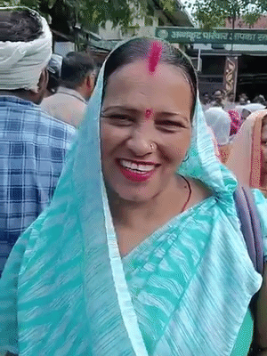 महिला प्रदर्शनकारी ने बताया- 12 घंटे काम के 9 हजार मिलते है