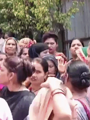 प्रदर्शनकारी 8 घंटे काम की मांग करते रहे