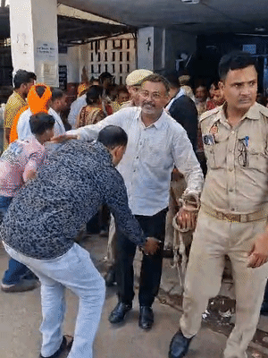 कोर्ट से उम्रकैद की सजा सुनाए जाने के बाद पुलिसकर्मी दोषियों को जेल ले गए।