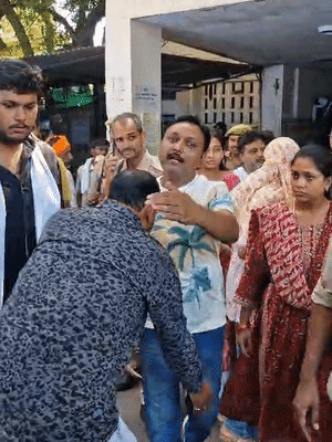 उम्रकैद की सजा के बाद दोषियों के घरवालों ने उनके पैर छुए।