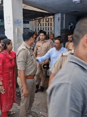 जेल जाते समय दोषियों के घरवालों ने उन्हें लगे लगाया।