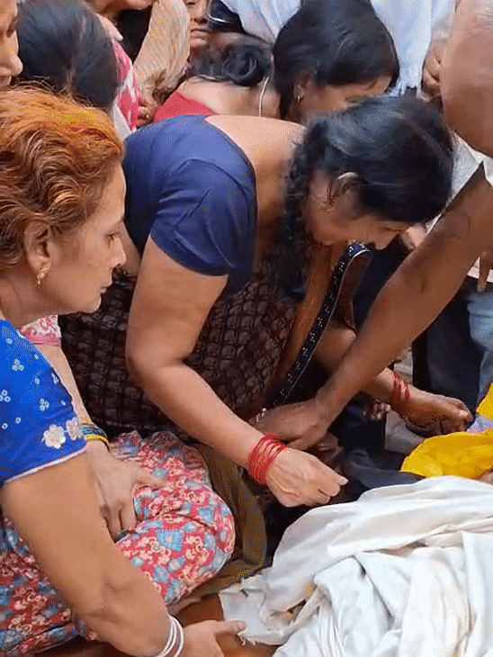 विनीत के शव से लिपटकर पत्नी और मां खूब रोईं।