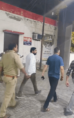 चिराग त्यागी की हत्या की सूचना पर शहर कोतवाली जाते घरवाले।