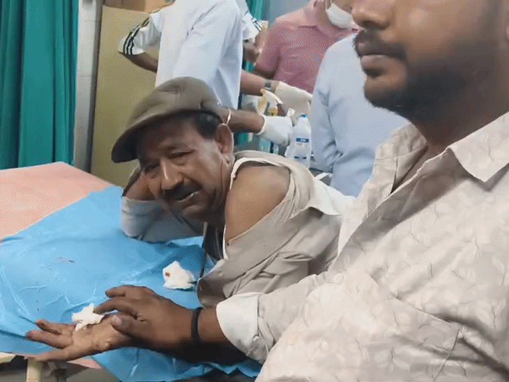 जिला अस्पताल में पहुंचे मरीजों के इलाज में जुटी डॉक्टरों की टीम