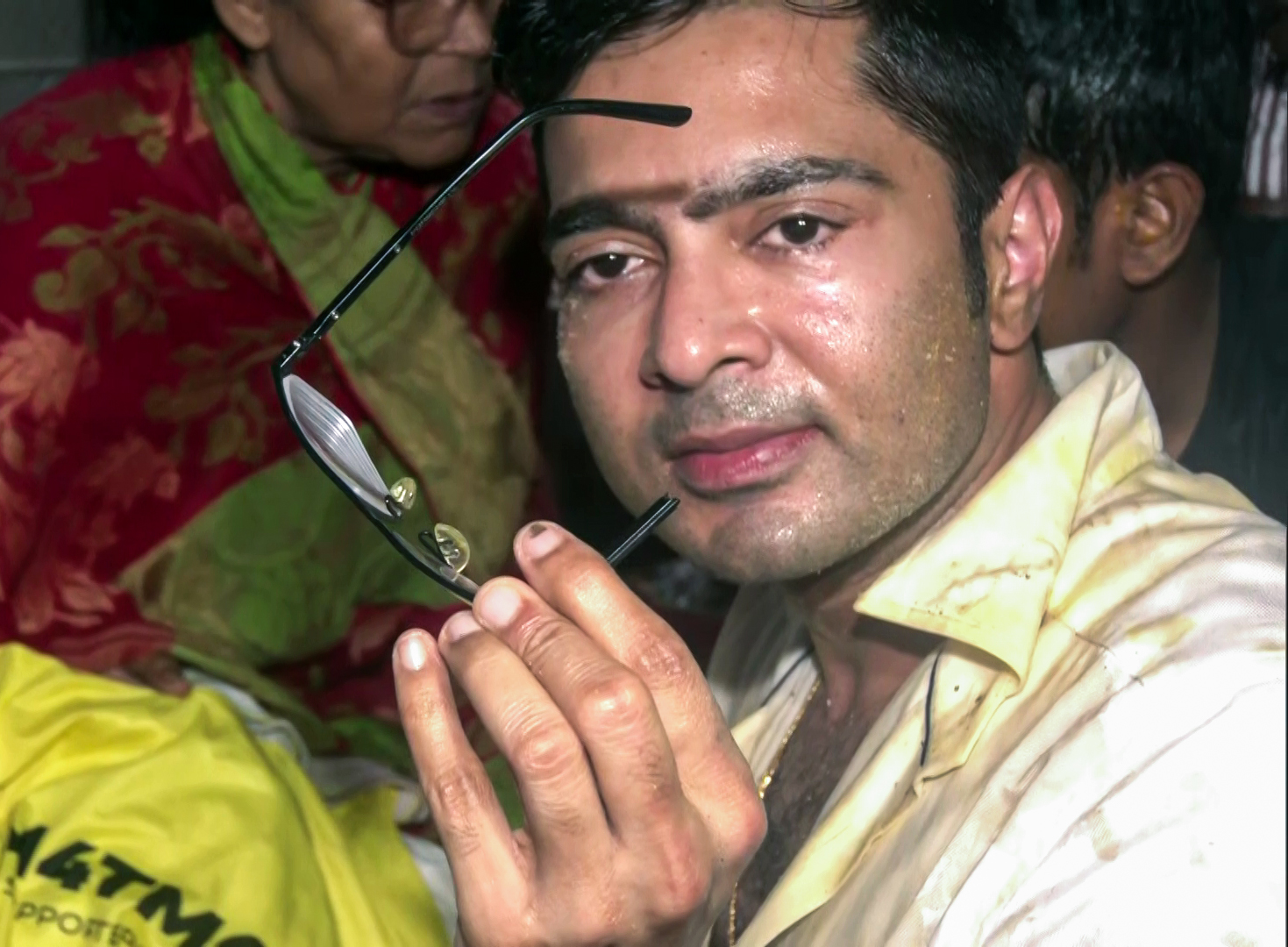 हमले के बाद टूटा चश्मा दिखाते अभिषेक बनर्जी। उन्होंने आरोप लगाया कि सोनारपुर में उनकी हत्या की कोशिश की गई।