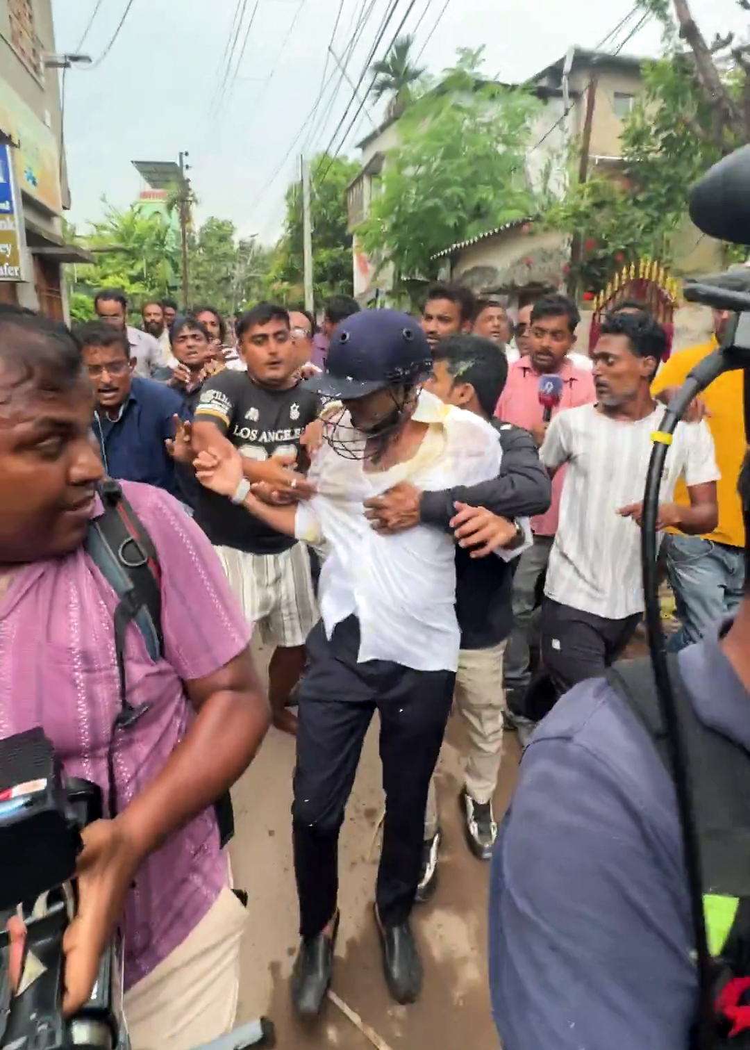 अभिषेक को भीड़ से बचाने के लिए हेलमेट पहनाया गया था, लेकिन भीड़ में मौजूद युवकों ने उन्हें घेर लिया और मारपीट की। इस दौरान अभिषेक की शर्ट फट गई।