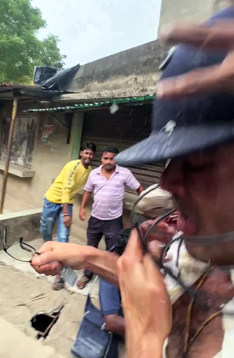 तस्वीर में नजर आ रहा है कि अभिषेक पर अंडे फेंके जा रहे हैं और वह खुद को हमले से बचाने की कोशिश कर रहे हैं।
